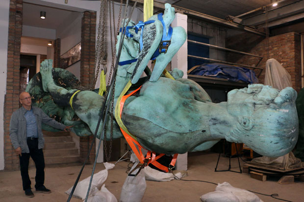 Чудо да се није срушио: “Победника” решетали меци и гелери, држало га неколико зарђалих шрафова